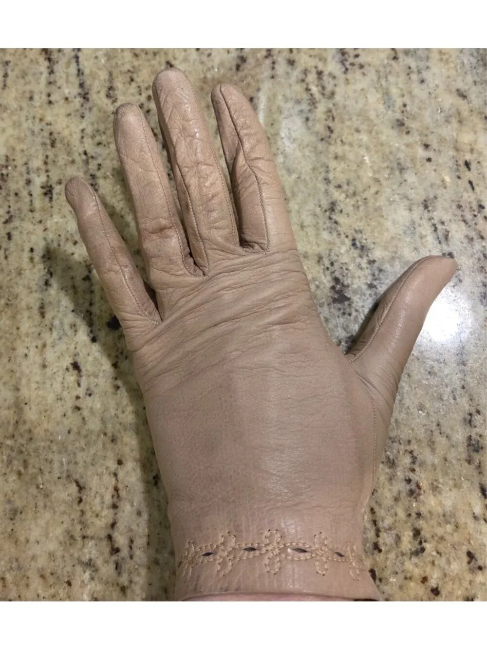 Vintage Womens Size M /7 Beige Soft Leather Gloves Eyelet Embroidered Italy
